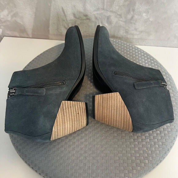 Ecco Booties Womens 38 / 7 Gray Suede Magnet Hydromax Ankle Boots Shoes Casual - Picture 9 of 13